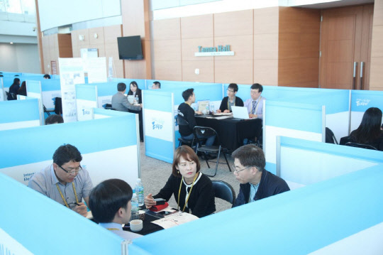 B2B 비즈니스 모습.<국제전기자동차엑스포조직위원회 제공>